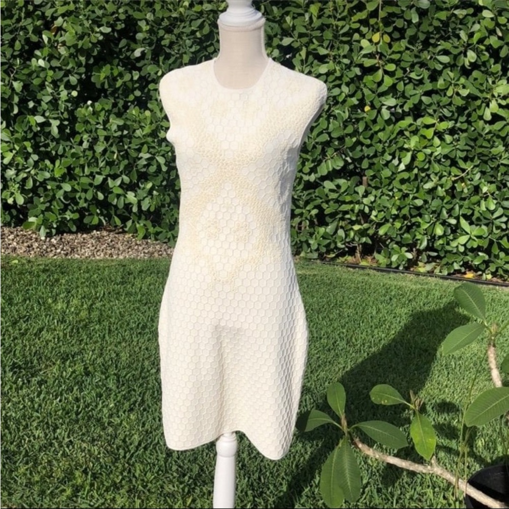 ALEXANDER MCQUEEN IVORY HONEYCOMB
KNIT BODYCON DRESS NO SIZE SEE
DESCRIPTION